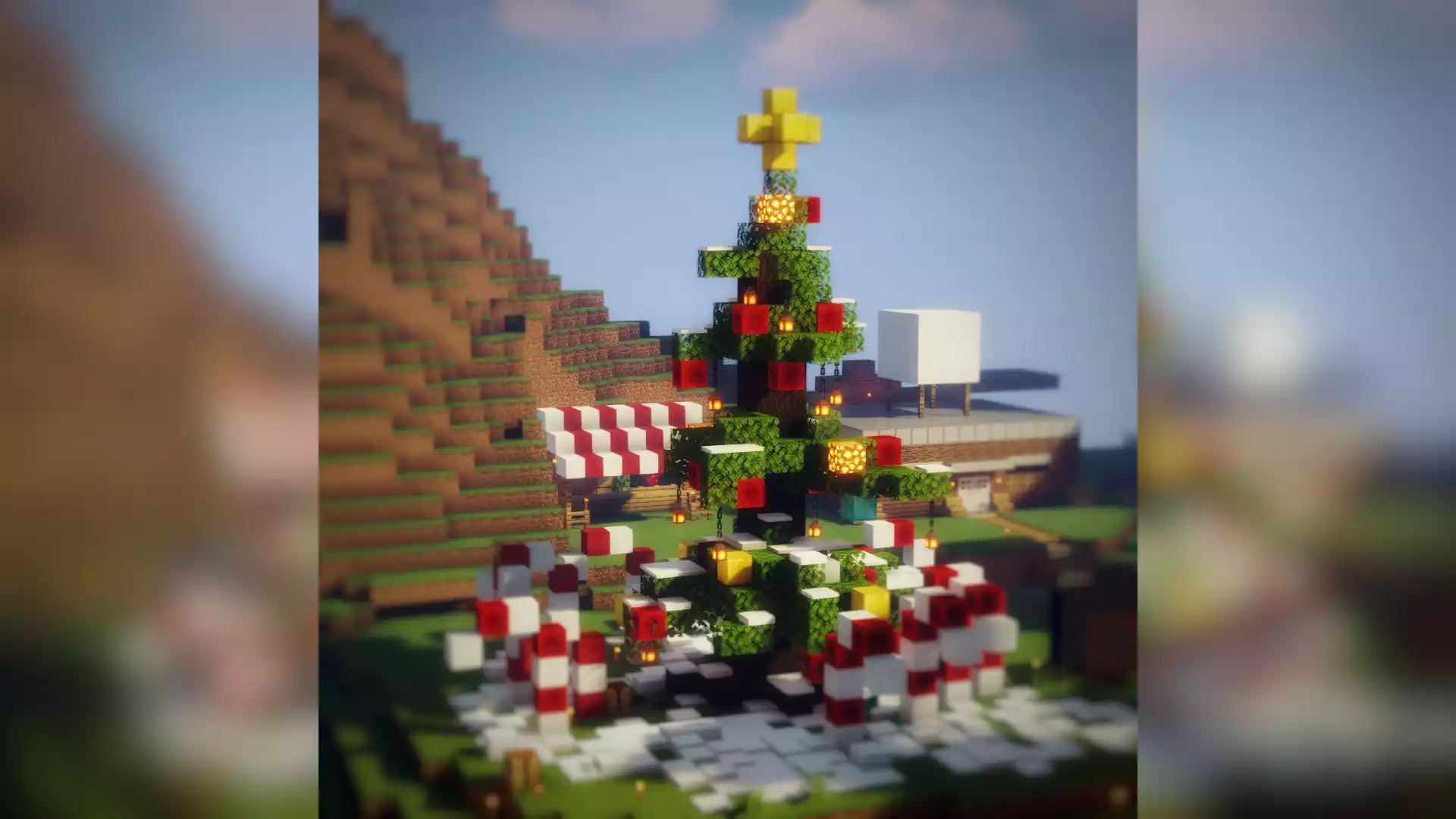 CraftAttack 3 - Weihnachtsbaum. Ein von Spielern gebauter Weihnachtsbaum neben dem Spawn